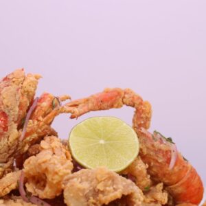 Crispy fried seafood platter with shrimp and lime, a Peruvian delight in Arequipa.